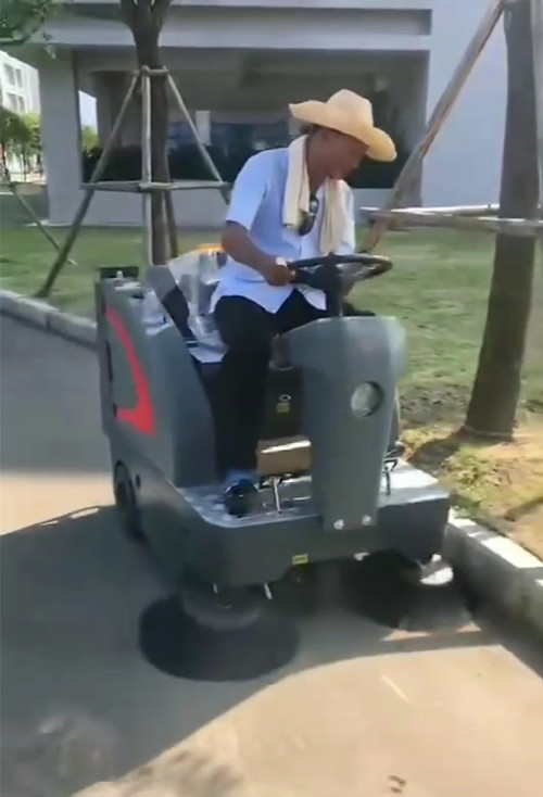 揚(yáng)子S5小型駕駛掃地車(chē)(圖1) 揚(yáng)子駕駛式掃地機(jī)